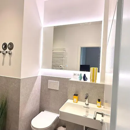Beckhomes Munich- Large 210 Sqm Apartment- 7 Bedroom 6baths, 3 Kitchens, Up To 18 Guests *