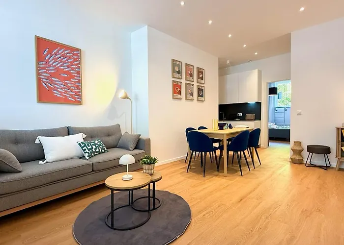 Апартаменты Beckhomes Munich- Large 210 Sqm Apartment- 7 Bedroom 6baths, 3 Kitchens, Up To 18 Guests Мюнхен