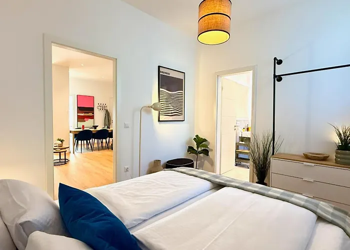 Beckhomes Munich- Large 210 Sqm Apartment- 7 Bedroom 6baths, 3 Kitchens, Up To 18 Guests Мюнхен