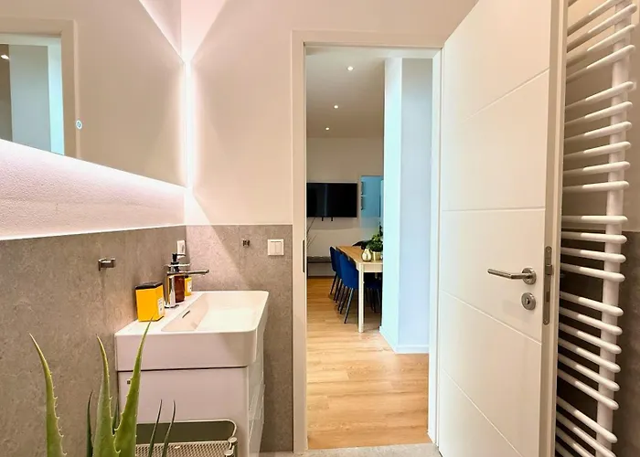 Апартаменты Beckhomes Munich- Large 210 Sqm Apartment- 7 Bedroom 6baths, 3 Kitchens, Up To 18 Guests *