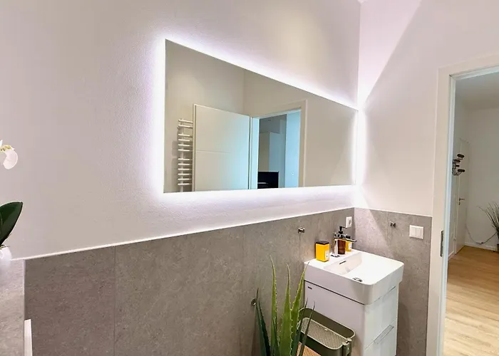 Апартаменты Beckhomes Munich- Large 210 Sqm Apartment- 7 Bedroom 6baths, 3 Kitchens, Up To 18 Guests *
