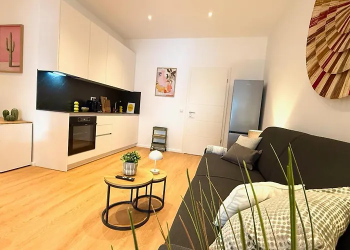 Beckhomes Munich- Large 210 Sqm Apartment- 7 Bedroom 6baths, 3 Kitchens, Up To 18 Guests アパート ミュンヘン