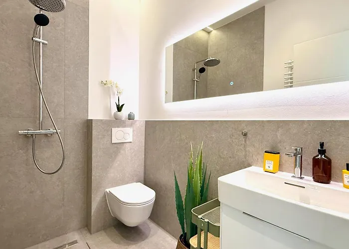 アパート Beckhomes Munich- Large 210 Sqm Apartment- 7 Bedroom 6baths, 3 Kitchens, Up To 18 Guests ミュンヘン