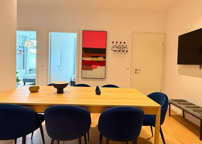 Апартаменты Beckhomes Munich- Large 210 Sqm Apartment- 7 Bedroom 6baths, 3 Kitchens, Up To 18 Guests *