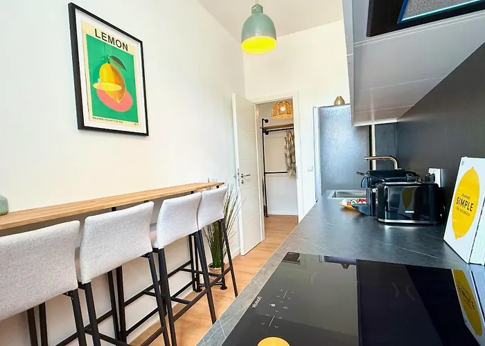 Beckhomes Munich- Large 210 Sqm Apartment- 7 Bedroom 6baths, 3 Kitchens, Up To 18 Guests Апартаменты *