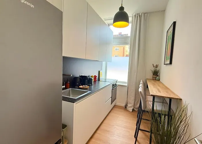 Апартаменты Beckhomes Munich- Large 210 Sqm Apartment- 7 Bedroom 6baths, 3 Kitchens, Up To 18 Guests *