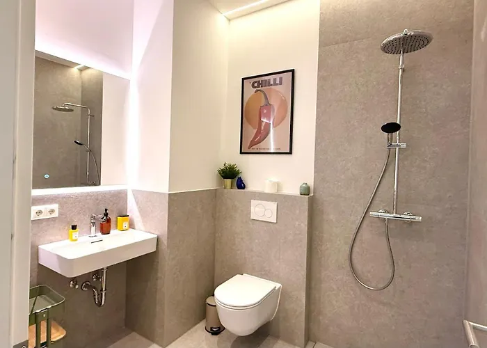 Апартаменты Beckhomes Munich- Large 210 Sqm Apartment- 7 Bedroom 6baths, 3 Kitchens, Up To 18 Guests
