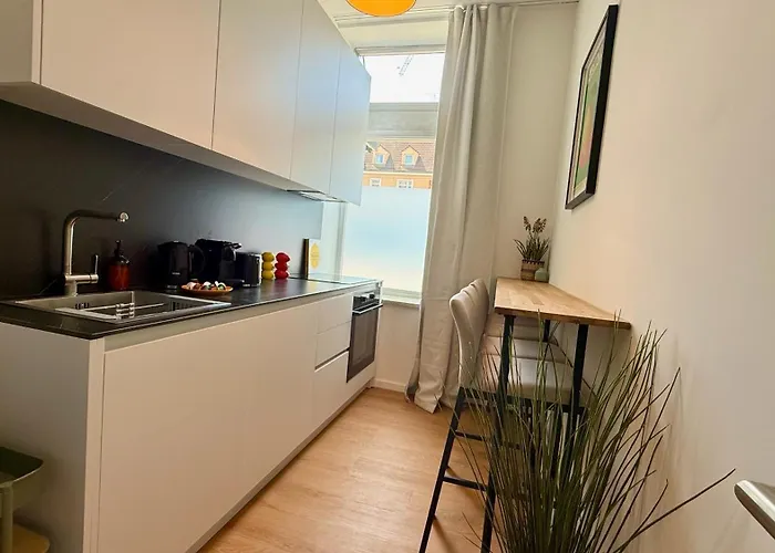 Апартаменты Beckhomes Munich- Large 210 Sqm Apartment- 7 Bedroom 6baths, 3 Kitchens, Up To 18 Guests Мюнхен