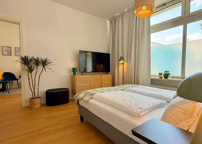 Beckhomes Munich- Large 210 Sqm Apartment- 7 Bedroom 6baths, 3 Kitchens, Up To 18 Guests