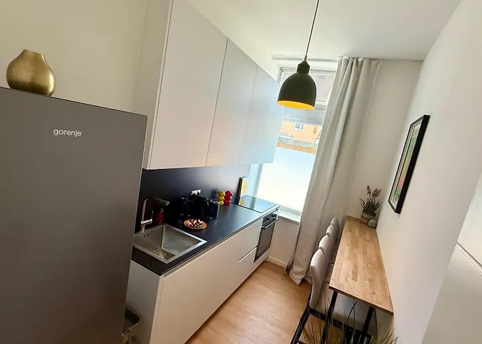 Апартаменты Beckhomes Munich- Large 210 Sqm Apartment- 7 Bedroom 6baths, 3 Kitchens, Up To 18 Guests