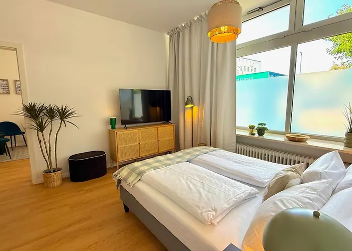 アパート Beckhomes Munich- Large 210 Sqm Apartment- 7 Bedroom 6baths, 3 Kitchens, Up To 18 Guests ミュンヘン