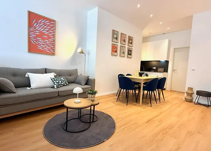 Beckhomes Munich- Large 210 Sqm Apartment- 7 Bedroom 6baths, 3 Kitchens, Up To 18 Guests * Мюнхен