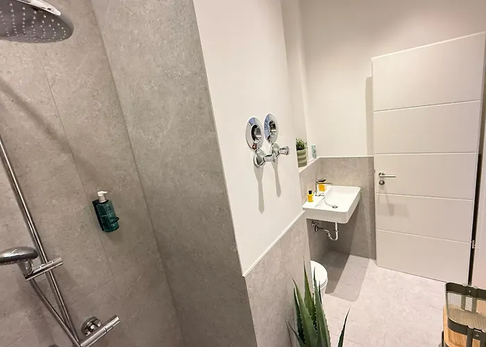 Beckhomes Munich- Large 210 Sqm Apartment- 7 Bedroom 6baths, 3 Kitchens, Up To 18 Guests Апартаменты