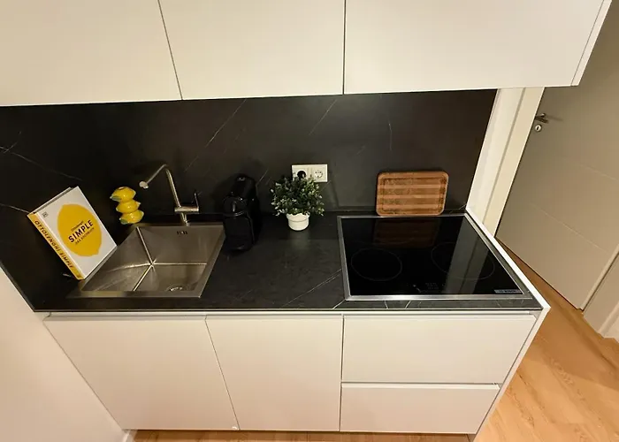 Beckhomes Munich- Large 210 Sqm Apartment- 7 Bedroom 6baths, 3 Kitchens, Up To 18 Guests *