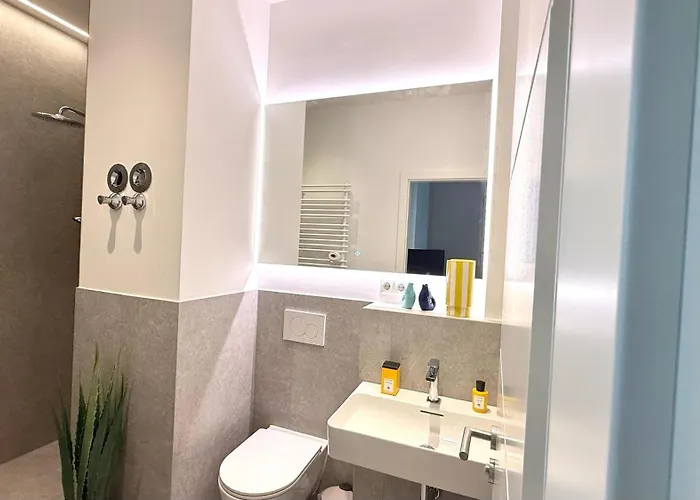 Beckhomes Munich- Large 210 Sqm Apartment- 7 Bedroom 6baths, 3 Kitchens, Up To 18 Guests *