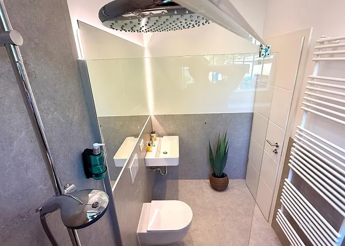 Beckhomes Munich- Large 210 Sqm Apartment- 7 Bedroom 6baths, 3 Kitchens, Up To 18 Guests