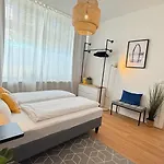 Beckhomes Munich- Large 210 Sqm Apartment- 7 Br, 6baths, 3 Kitchens, Up To 18 Guests Apartment *