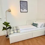 Beckhomes Munich- Large 210 Sqm Apartment- 7 Br, 6baths, 3 Kitchens, Up To 18 Guests *