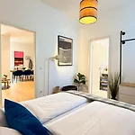 Beckhomes Munich- Large 210 Sqm Apartment- 7 Br, 6baths, 3 Kitchens, Up To 18 Guests München